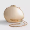Paula Echevarría – ovale Umhängetasche in Metallic-Optik