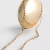 Paula Echevarría – ovale Umhängetasche in Metallic-Optik
