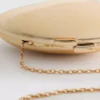 Paula Echevarría – ovale Umhängetasche in Metallic-Optik