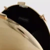 Paula Echevarría – ovale Umhängetasche in Metallic-Optik