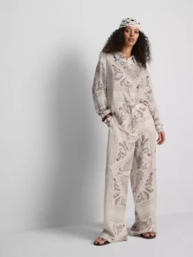 Paula Echevarría: Paisley-Hemd aus geknittertem Satin mit Knopfleiste