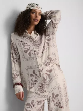 Paula Echevarría: Paisley-Hemd aus geknittertem Satin mit Knopfleiste