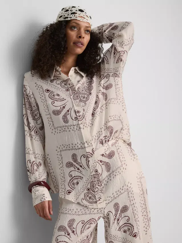Paula Echevarría: Paisley-Hemd aus geknittertem Satin mit Knopfleiste Paula Echevarría: Paisley-Hemd aus geknittertem Satin mit Knopfleiste