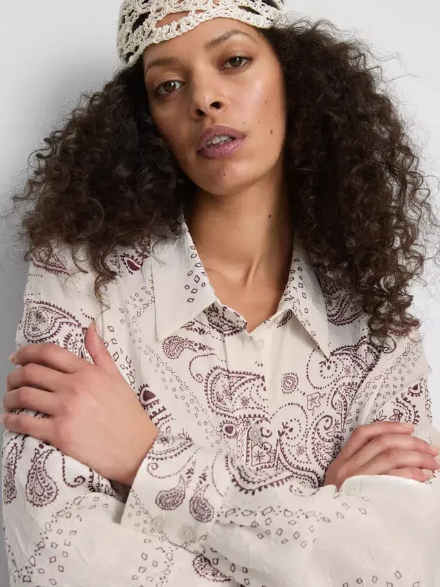 Paula Echevarría: Paisley-Hemd aus geknittertem Satin mit Knopfleiste Paula Echevarría: Paisley-Hemd aus geknittertem Satin mit Knopfleiste