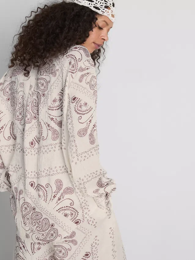 Paula Echevarría: Paisley-Hemd aus geknittertem Satin mit Knopfleiste Paula Echevarría: Paisley-Hemd aus geknittertem Satin mit Knopfleiste