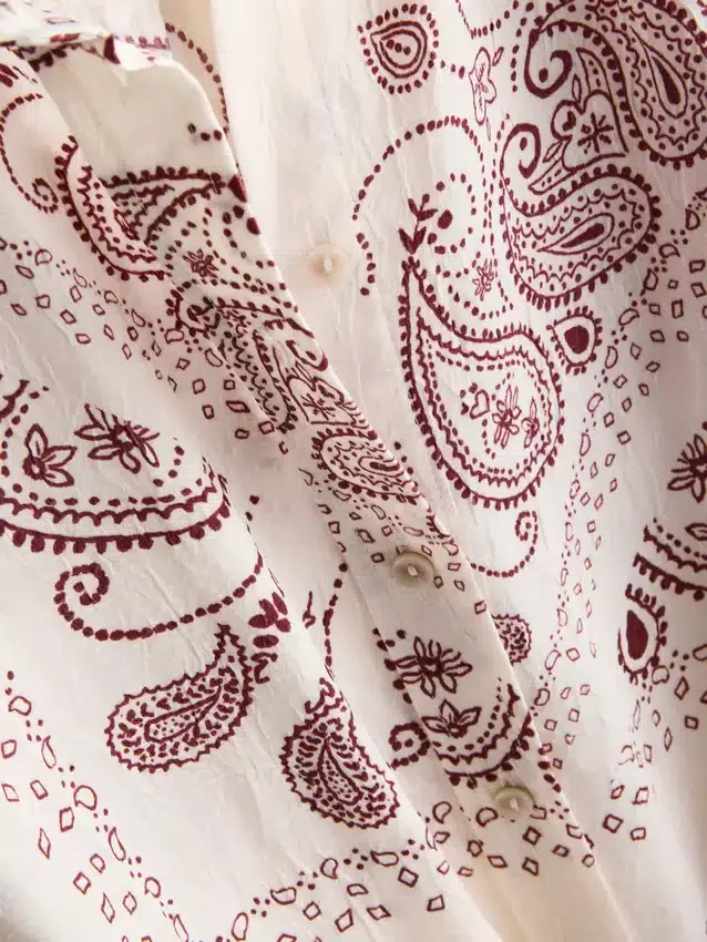 Paula Echevarría: Paisley-Hemd aus geknittertem Satin mit Knopfleiste Paula Echevarría: Paisley-Hemd aus geknittertem Satin mit Knopfleiste
