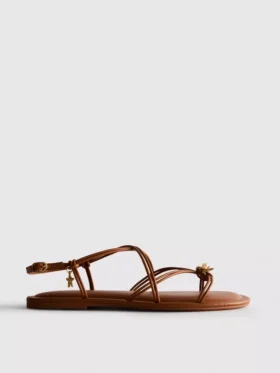Paula Echevarría Riemchen-Sandalen mit Anhänger