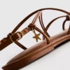 Paula Echevarría Riemchen-Sandalen mit Anhänger