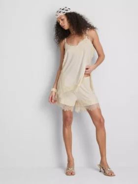 Paula Echevarría Shorts mit Spitzenbesatz