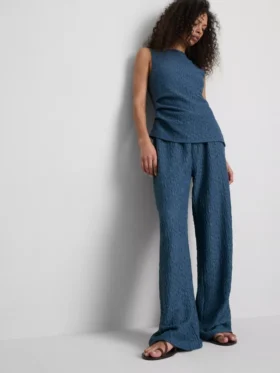 Paula Echevarría – Weite Hose mit Knitteroptik