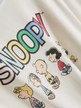 Peanuts-Schlafanzug mit Snoopy-Motiv