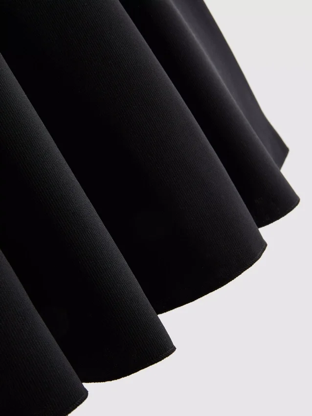 Peplum-Oberteil aus Krepp mit Herzausschnitt Peplum-Oberteil aus Krepp mit Herzausschnitt