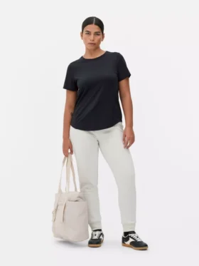 Performance-T-Shirt mit abgerundetem Saum