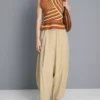 Plissierte Hose mit weitem Bein in Papieroptik