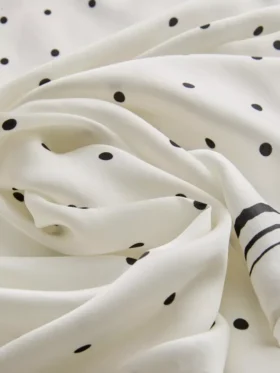 Quadratischer Schal mit Polka-Dots
