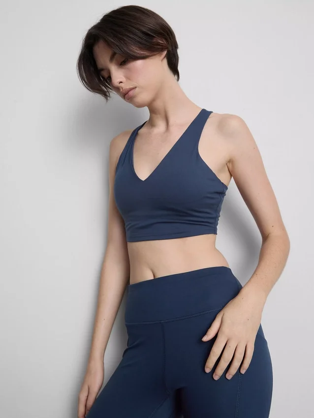 Racer-Active-Crop-Top mit V-Ausschnitt Racer-Active-Crop-Top mit V-Ausschnitt