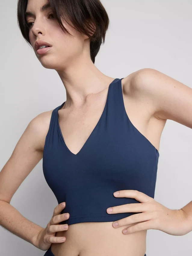 Racer-Active-Crop-Top mit V-Ausschnitt Racer-Active-Crop-Top mit V-Ausschnitt
