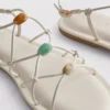 Riemchensandalen mit Perlenverzierung