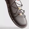Riemchensandalen mit Perlenverzierung