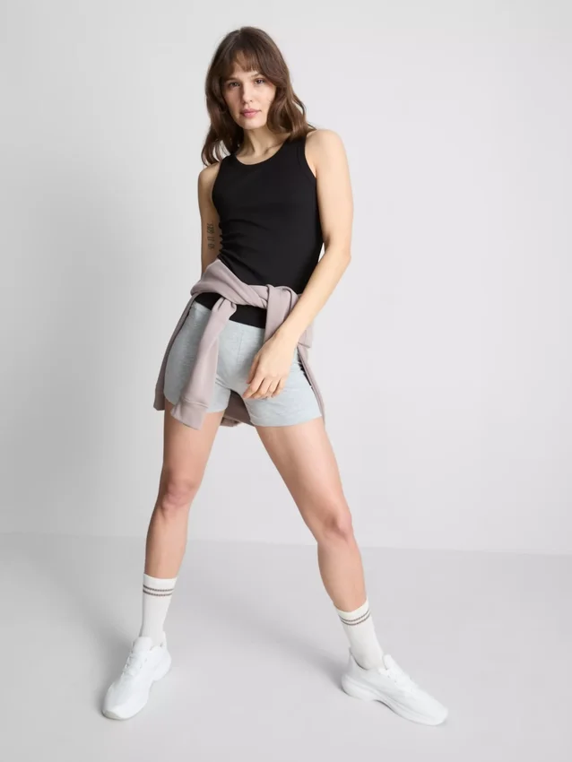 Ripp-Tanktop mit Racerback aus baumwollreichem Material Ripp-Tanktop mit Racerback aus baumwollreichem Material