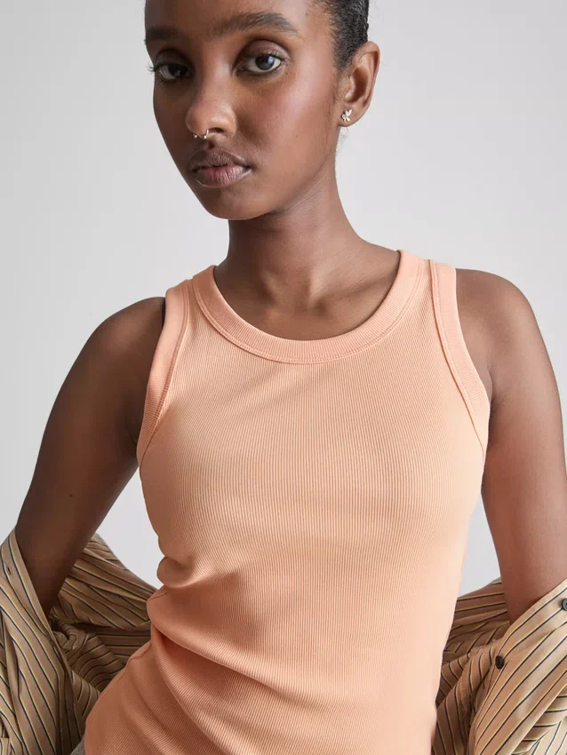 Ripp-Tanktop mit Racerback aus baumwollreichem Material Ripp-Tanktop mit Racerback aus baumwollreichem Material