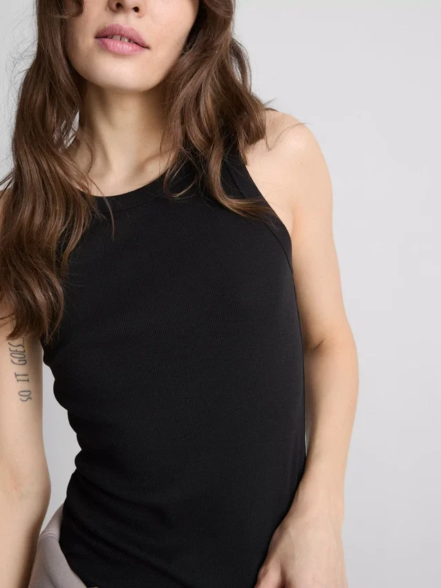Ripp-Tanktop mit Racerback aus baumwollreichem Material Ripp-Tanktop mit Racerback aus baumwollreichem Material