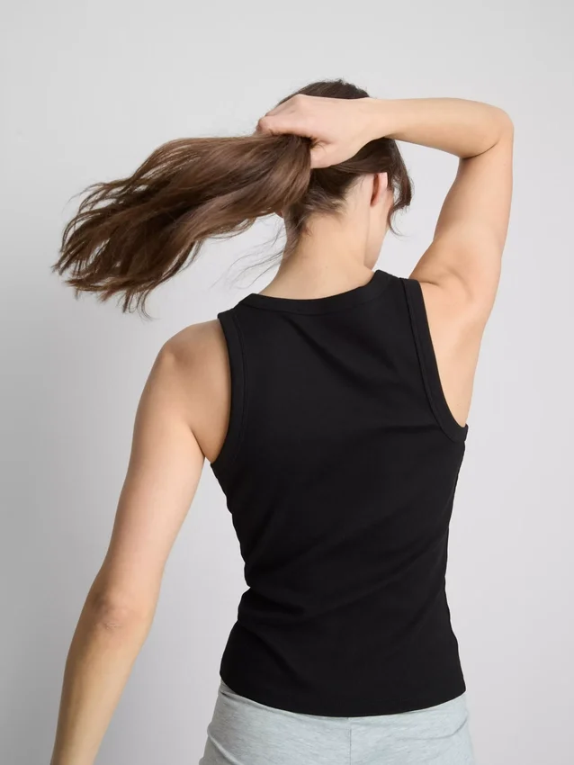 Ripp-Tanktop mit Racerback aus baumwollreichem Material Ripp-Tanktop mit Racerback aus baumwollreichem Material