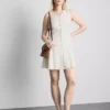 Ärmelloses Minikleid mit V-Ausschnitt Ärmelloses Minikleid mit V-Ausschnitt