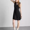 Ärmelloses Minikleid mit V-Ausschnitt Ärmelloses Minikleid mit V-Ausschnitt