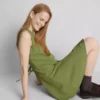 Ärmelloses Minikleid mit V-Ausschnitt Ärmelloses Minikleid mit V-Ausschnitt