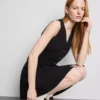 Ärmelloses Minikleid mit V-Ausschnitt Ärmelloses Minikleid mit V-Ausschnitt