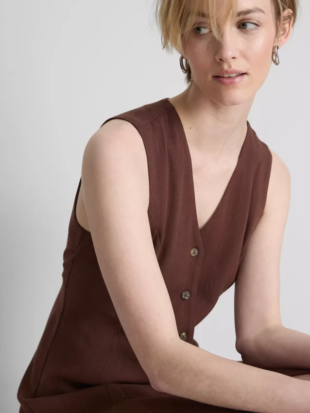 Ärmelloses Minikleid mit V-Ausschnitt Ärmelloses Minikleid mit V-Ausschnitt