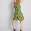 Ärmelloses Minikleid mit V-Ausschnitt Ärmelloses Minikleid mit V-Ausschnitt