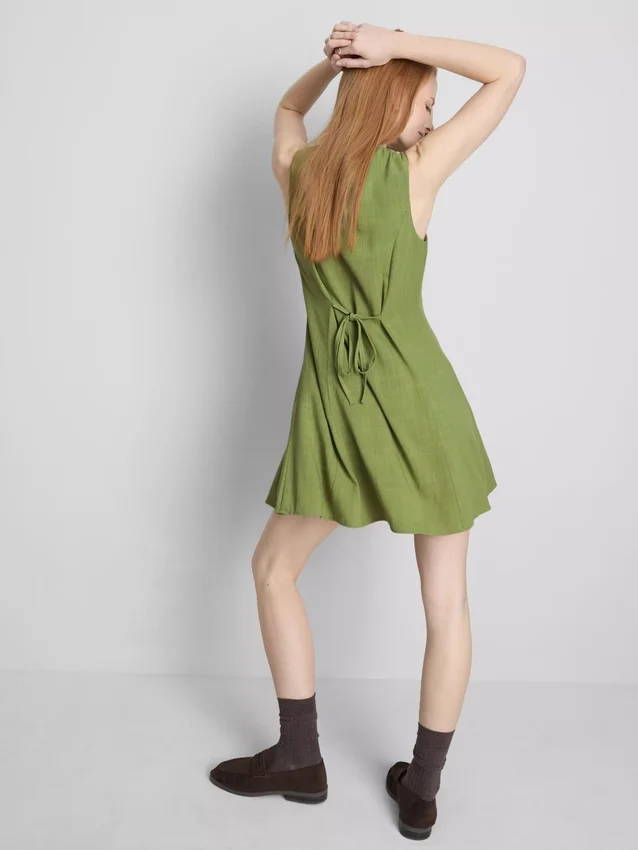 Ärmelloses Minikleid mit V-Ausschnitt Ärmelloses Minikleid mit V-Ausschnitt