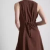 Ärmelloses Minikleid mit V-Ausschnitt Ärmelloses Minikleid mit V-Ausschnitt