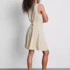 Ärmelloses Minikleid mit V-Ausschnitt Ärmelloses Minikleid mit V-Ausschnitt