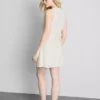 Ärmelloses Minikleid mit V-Ausschnitt Ärmelloses Minikleid mit V-Ausschnitt