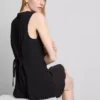 Ärmelloses Minikleid mit V-Ausschnitt Ärmelloses Minikleid mit V-Ausschnitt