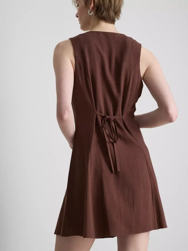 Ärmelloses Minikleid mit V-Ausschnitt Ärmelloses Minikleid mit V-Ausschnitt