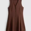 Ärmelloses Minikleid mit V-Ausschnitt Ärmelloses Minikleid mit V-Ausschnitt