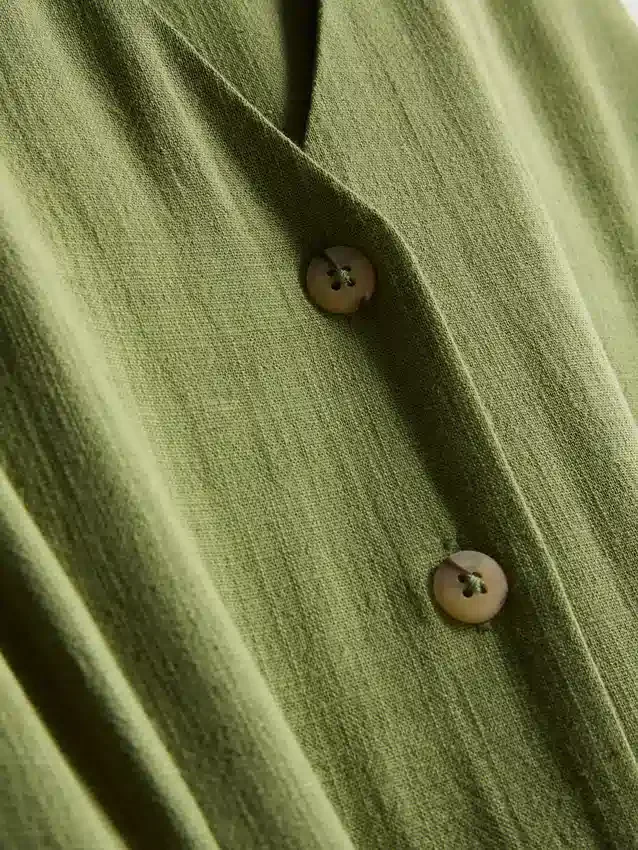 Ärmelloses Minikleid mit V-Ausschnitt Ärmelloses Minikleid mit V-Ausschnitt