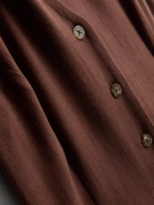 Ärmelloses Minikleid mit V-Ausschnitt Ärmelloses Minikleid mit V-Ausschnitt