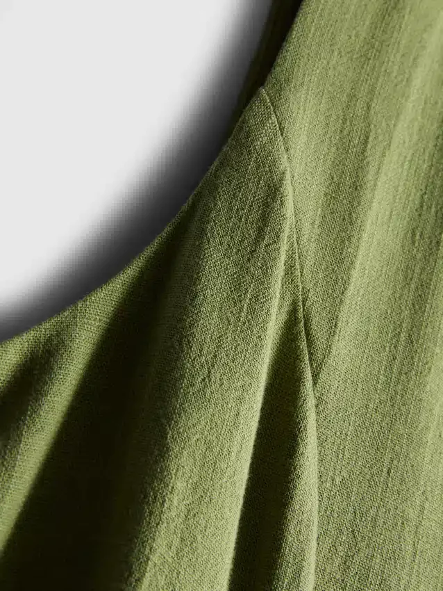 Ärmelloses Minikleid mit V-Ausschnitt Ärmelloses Minikleid mit V-Ausschnitt