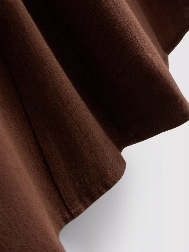 Ärmelloses Minikleid mit V-Ausschnitt Ärmelloses Minikleid mit V-Ausschnitt