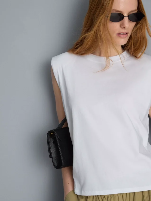 Ärmelloses T-Shirt mit Schulterpolstern Ärmelloses T-Shirt mit Schulterpolstern