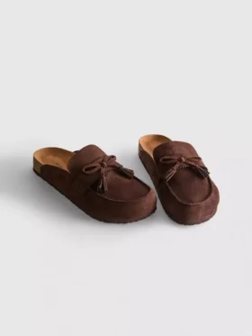 Sandalen im Clog-Stil aus Kunstwildleder mit Quasten