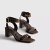 Sandalen mit Blockabsatz und Nieten