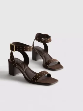 Sandalen mit Blockabsatz und Nieten