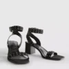 Sandalen mit Blockabsatz und Nieten