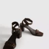 Sandalen mit Blockabsatz und Nieten
